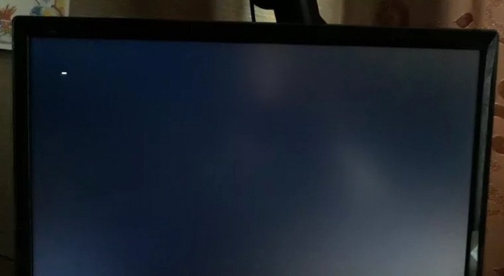 Черный экран при включении компьютера что делать