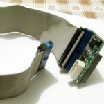 Переходник IDE-SATA STLab S-250 с подключенным шлейфом IDE